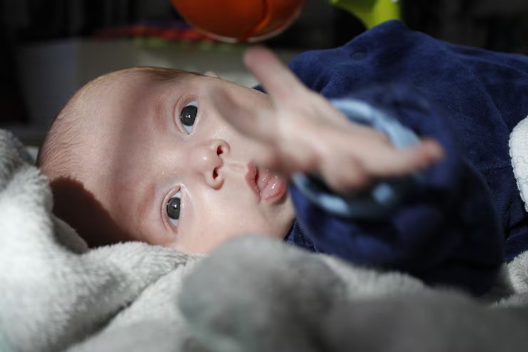 mata bayi juling, penglihatan bayi baru lahir, perkembangan visual bayi, strabismus bayi, bayi mata tidak sejajar, parenting newborn, ibu muda
